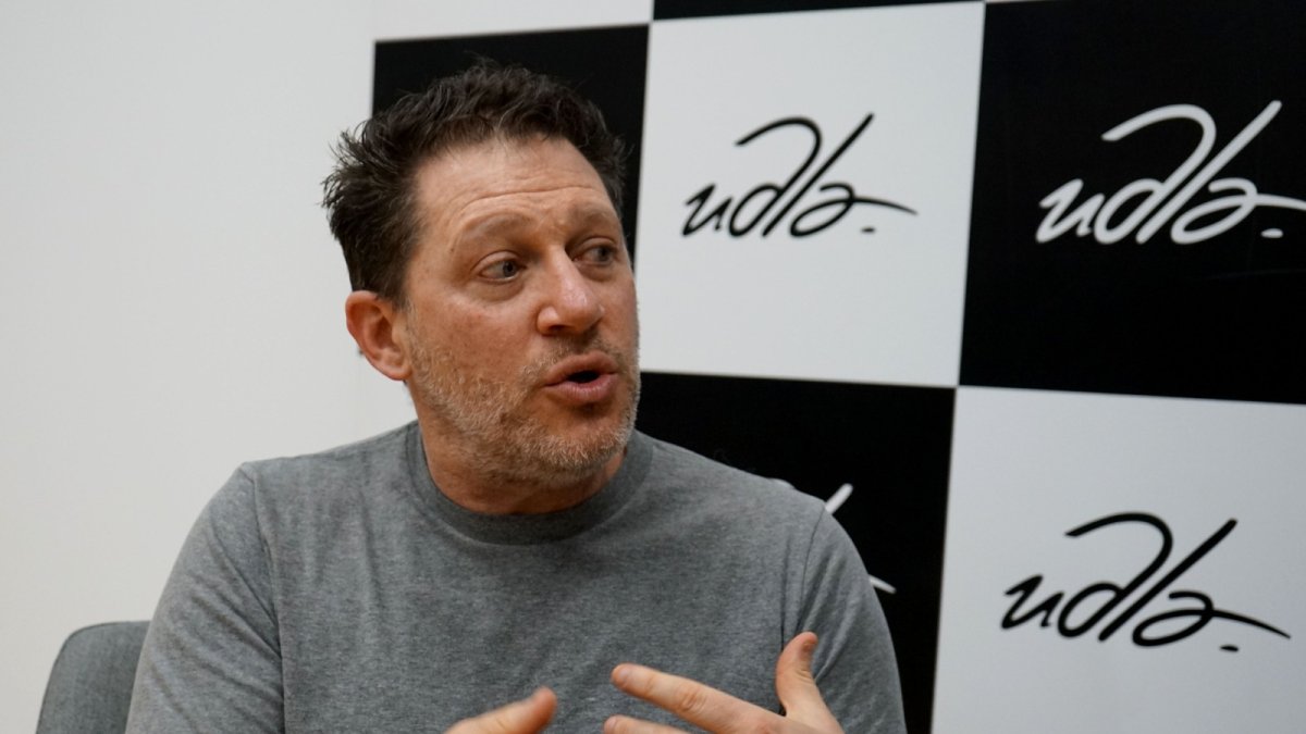 Damián Kirzner tiene más de 30 años en cine, radio y televisión. Hoy es  un pionero en la región y un activo “evangelizador” de los nuevos modelos narrativos.