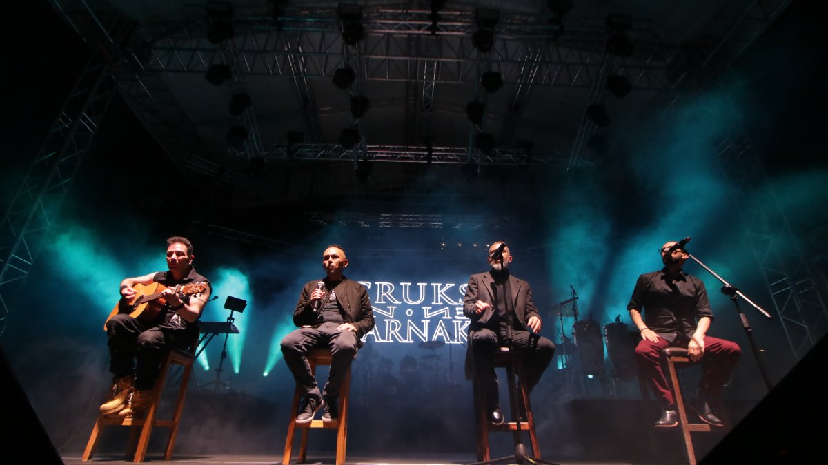 Durante sus casi dos décadas juntos, el grupo impuso clásicos de grata recordación tales como El aguajal, Como camina, Al borde y Haciéndose aire.