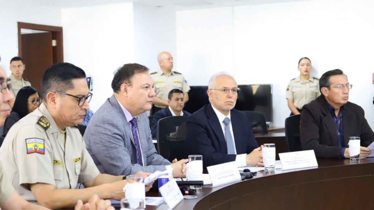 El ministro Juan Zapata estuvo acompañado de la Policía Nacional durante la reunión.