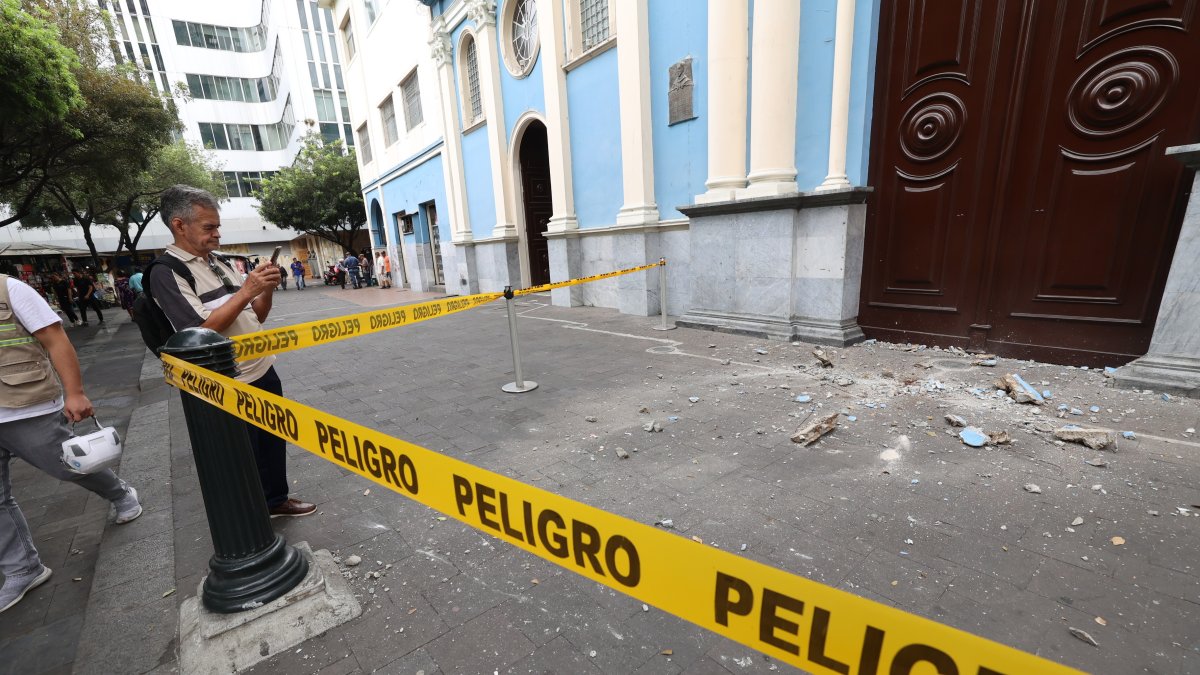 Incidente. Una parte de la cornisa de la iglesia San Francisco se desprendió este lunes 20 de noviembre. El hecho no dejó heridos.