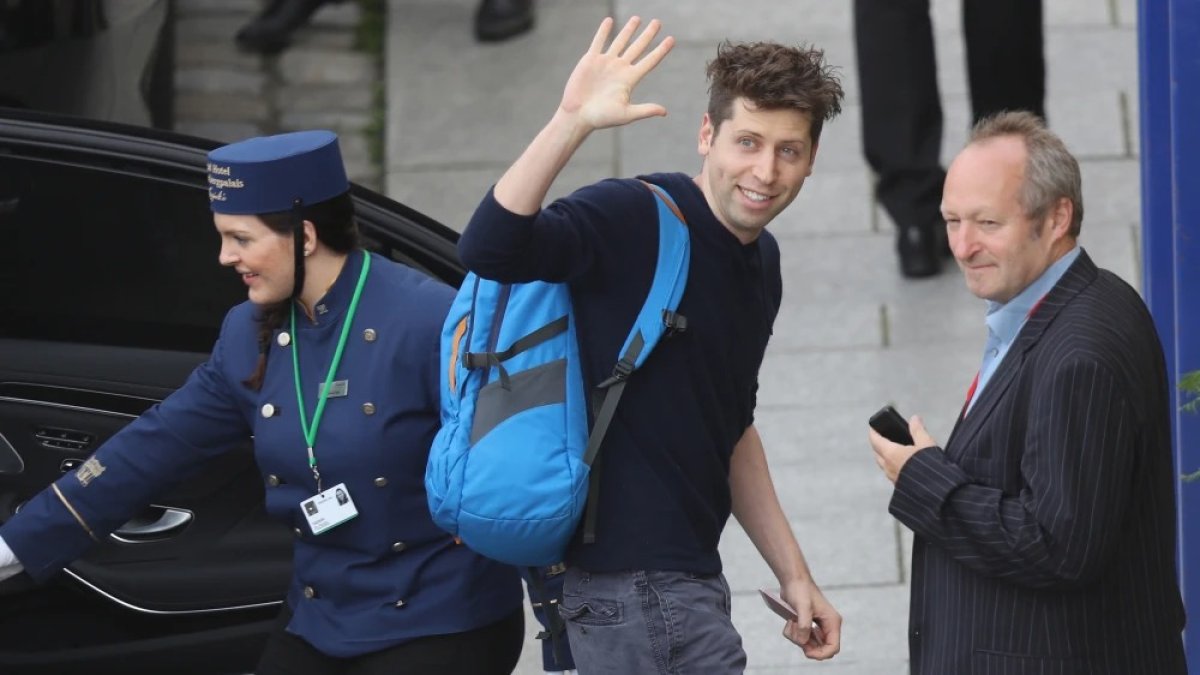 Sam Altman, CEO de OpenAI, lleva su mochila azul a todas partes sin revelar su contenido