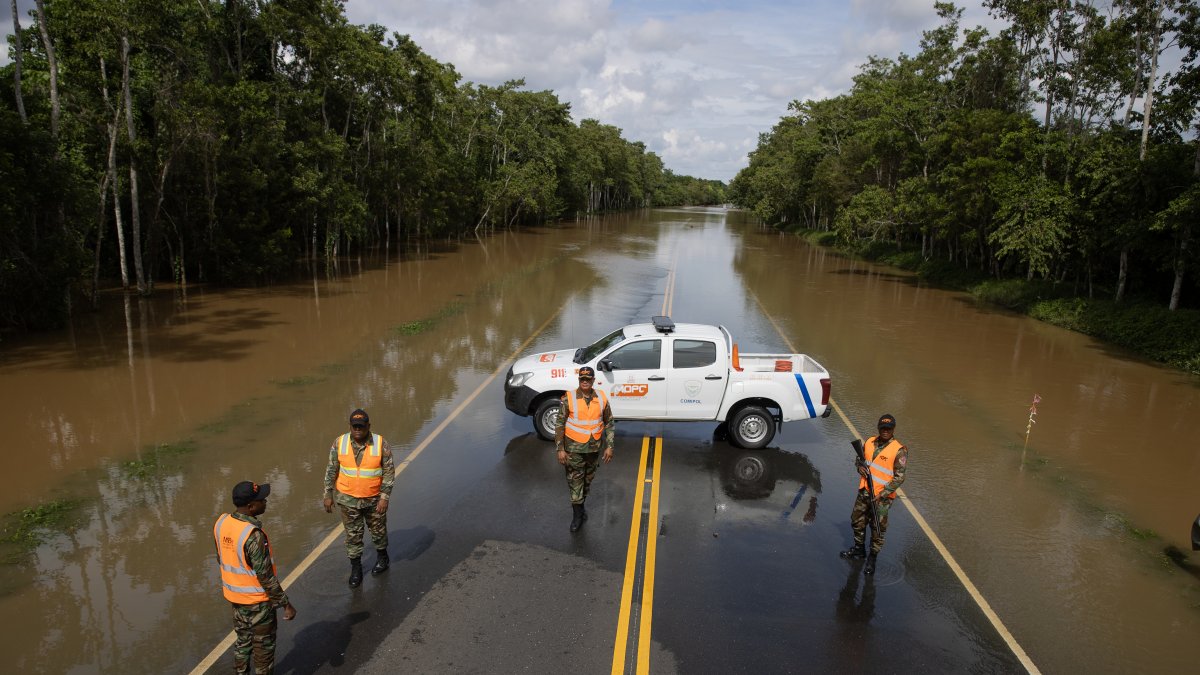 Militares mantienen bloqueado el paso en la autopista del Nordeste, que une Santo Domingo con Samaná, hoy, en Pueblo Nuevo (República Dominicana).