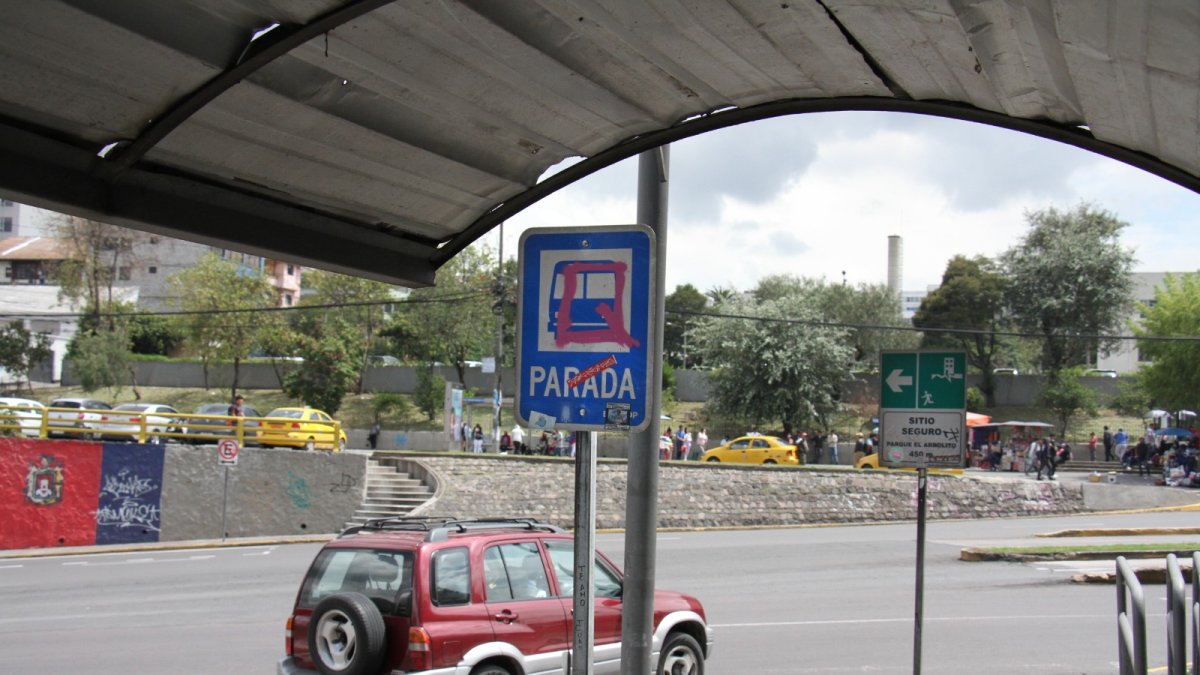 Las señales son rayadas o cubiertas con stickers.