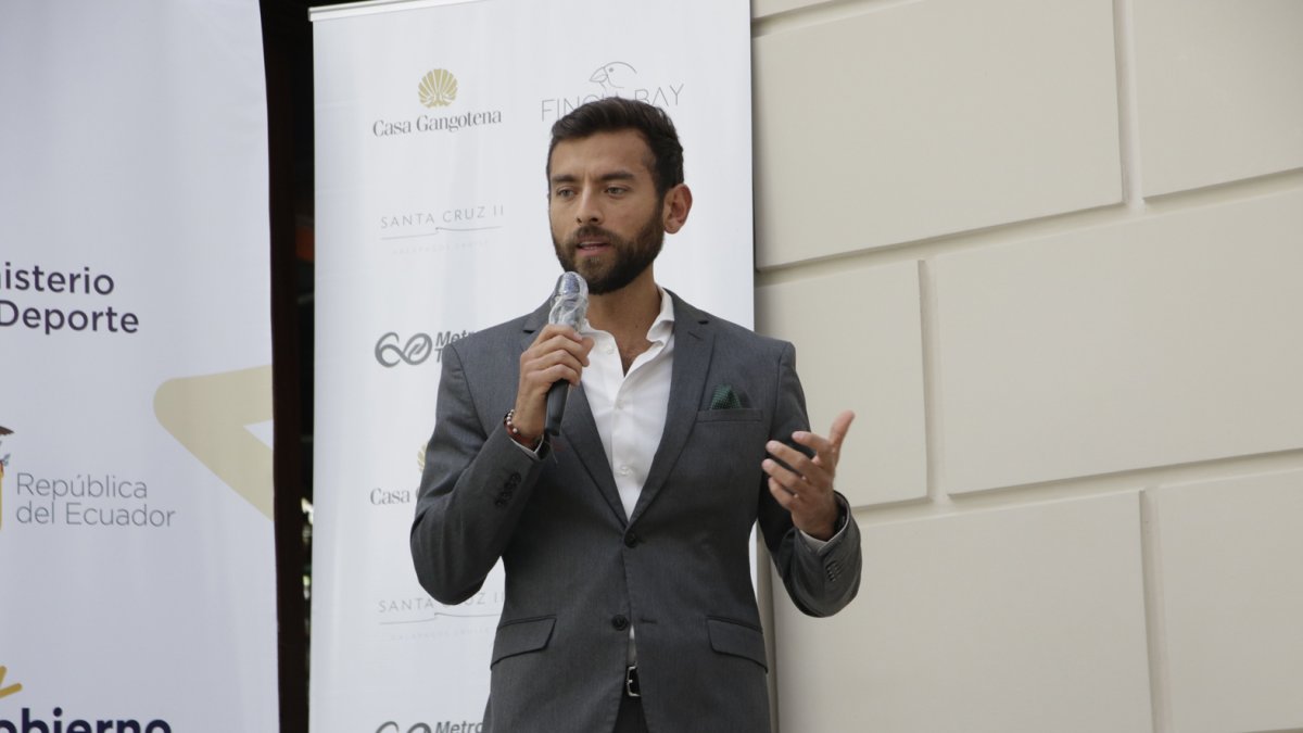 El Ministro Sebastián Palacios dijo que iniciará las acciones legales para determinar si un familiar tramitó a su nombre para favorecer a un club de fútbol profesional.