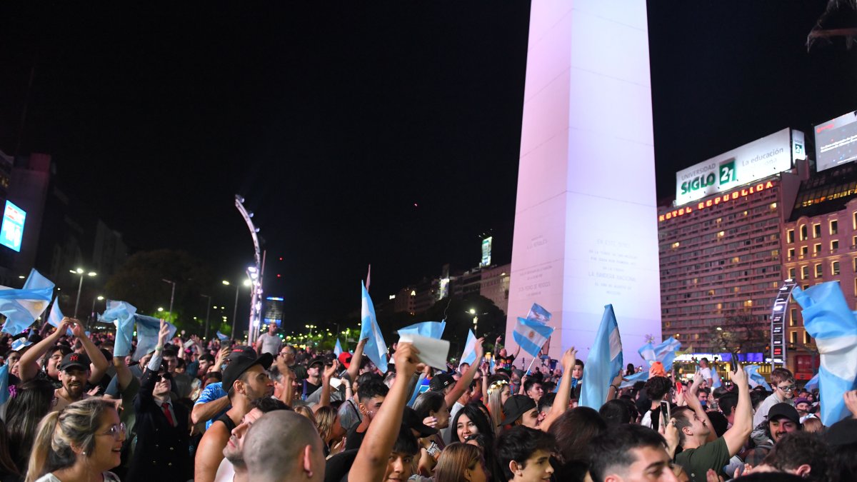 Concentración. Simpatizantes de Javier Milei celebran su triunfo, en el Obelisco de Buenos Aires.