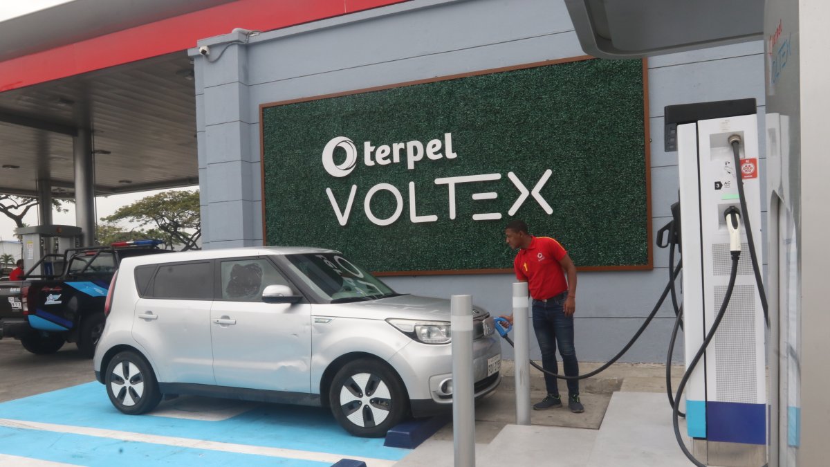 Electrolinera.- Una persona carga su carro eléctrico en Guayaquil.