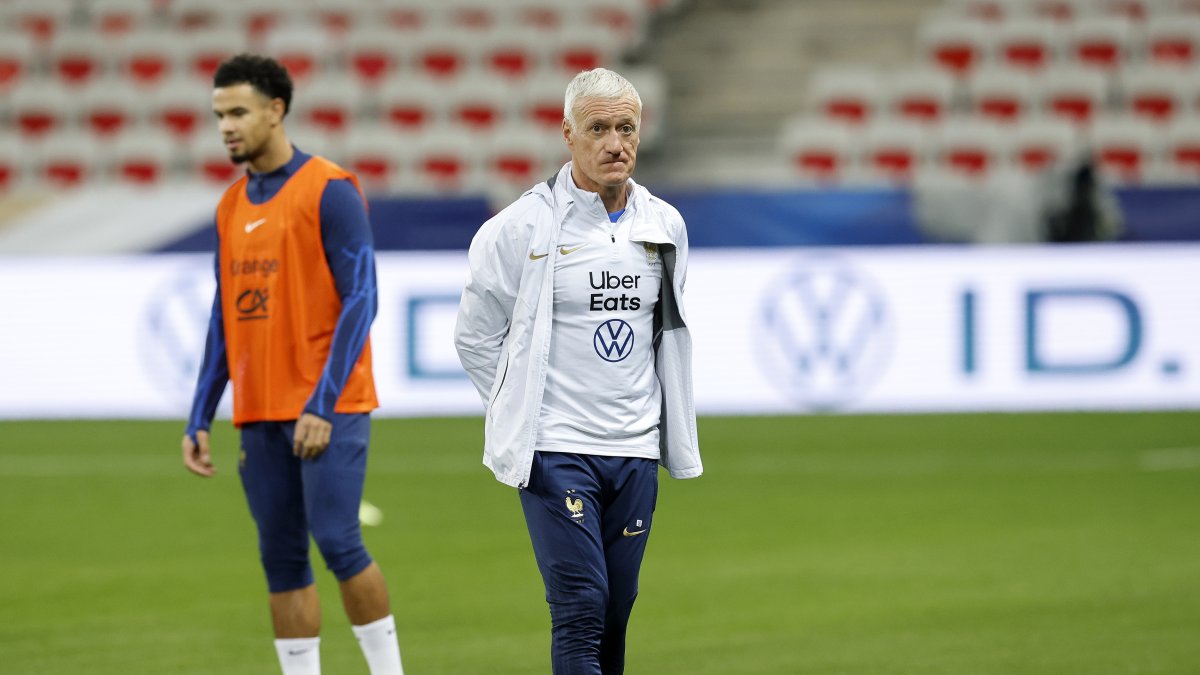 El entrenador Didier Deschamps durante uno de los últimos entrenamientos en Atenas, Grecia.