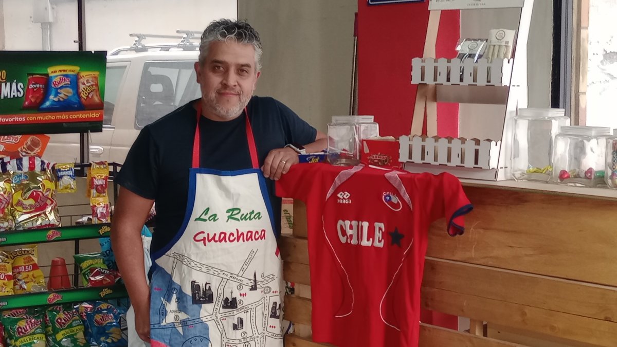 Jorge Esteban Vivanco decoró su panadería con los colores de Chile.