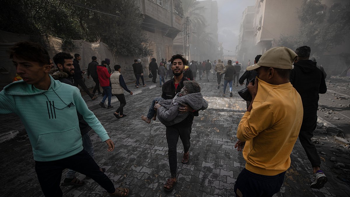 Un niño herido recibe asistencia tras los ataques aéreos israelíes en la ciudad de Rafah, en el sur de la Franja de Gaza, el 20 de noviembre de 2023.