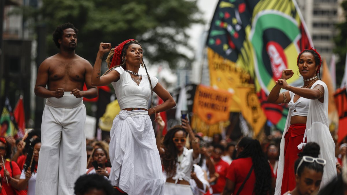 Personas participan en las festividades del Día de la Conciencia Negra este lunes 20 de noviembre de 2023, en la avenida Paulista, en São Paulo (Brasil).