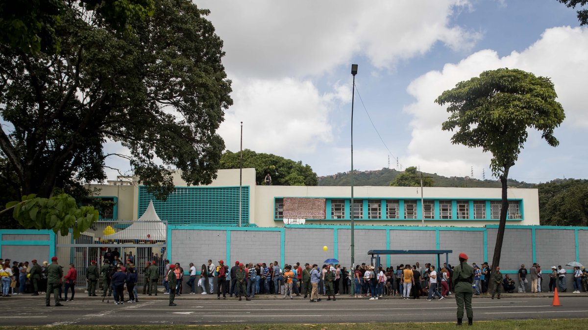 Personas participan en el simulacro de referéndum consultivo por el Esequibo hoy, en Caracas (Venezuela).