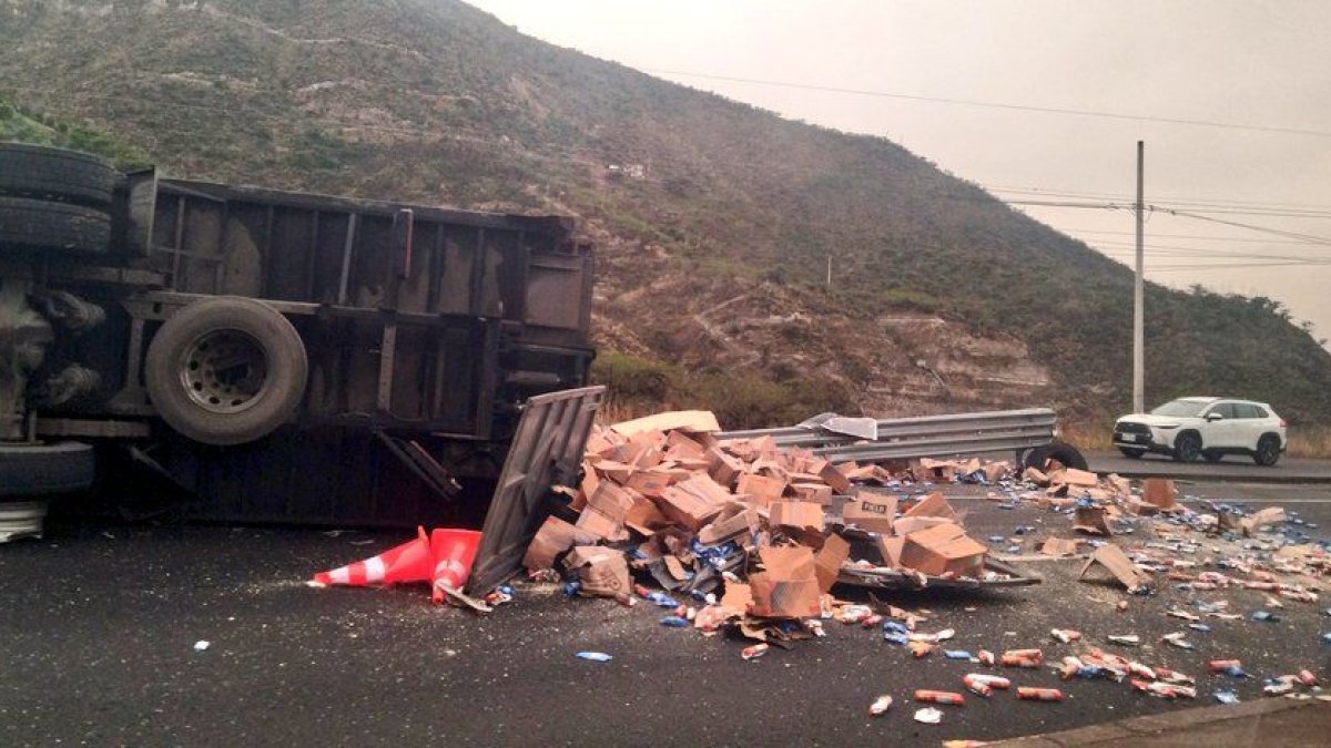 Producto del choque un camión quedó volcado sobre la vía