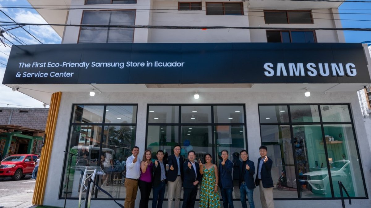 Jorge Noboa y esposa, gerentes de tienda Samsung en Galápagos; Mr. Antonio Cho, presidente de Samsung Ecuador; Hong Sang Jo, presidente de Samsung Latinoamérica; Fanny Uribe, alcaldesa de Santa Cruz-Galápagos; Zezinho, presidente de Samsung Centroamérica y el Caribe, entre otros.
