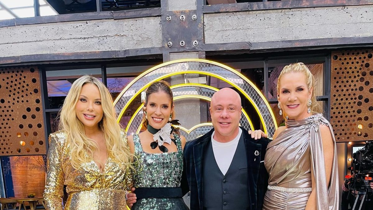 La conductora Érika Vélez junto a los jueces Carolina Sánchez, Jorge Rausch e Irene González.