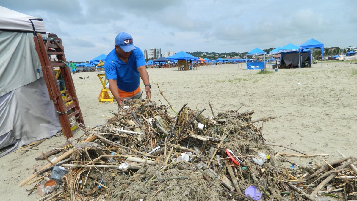 Esta basura y palizada es común verla en los balnearios del cantón, de forma permanente.