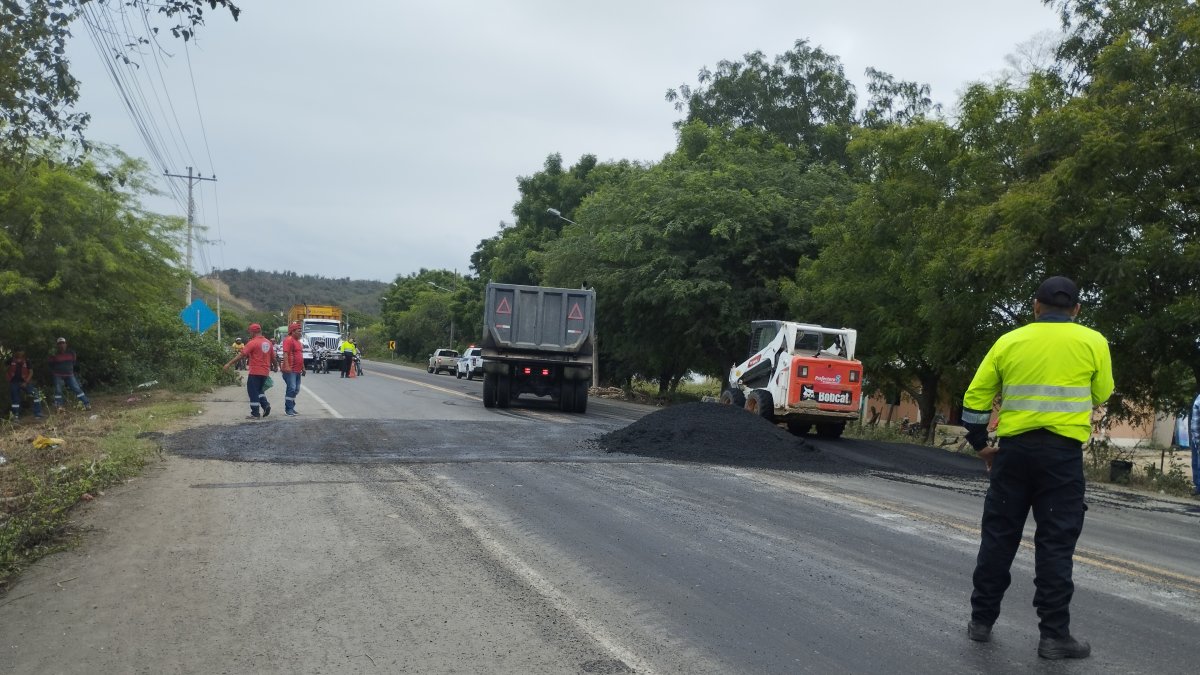 Este 21 de noviembre, personal de la Prefectura terminara de construir las obras viales en la zona de Valdivia.