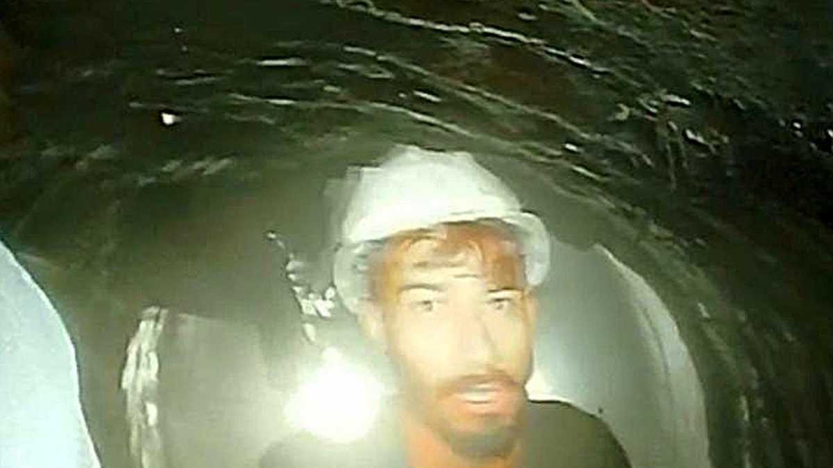 Nueva Delhi. Uno de los obreros aparece frente a la cámara.