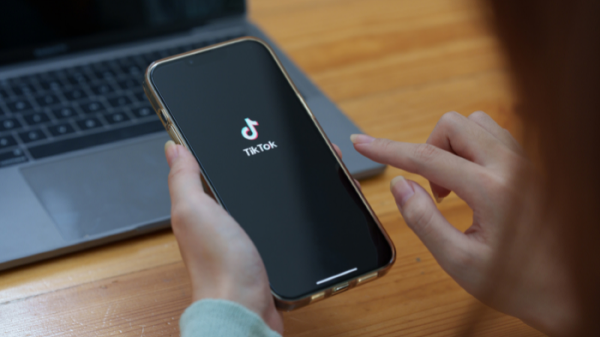 La interactividad y el formato de videos breves en TikTok se adaptan a la manera en que la Generación Z navega y consume contenido en línea