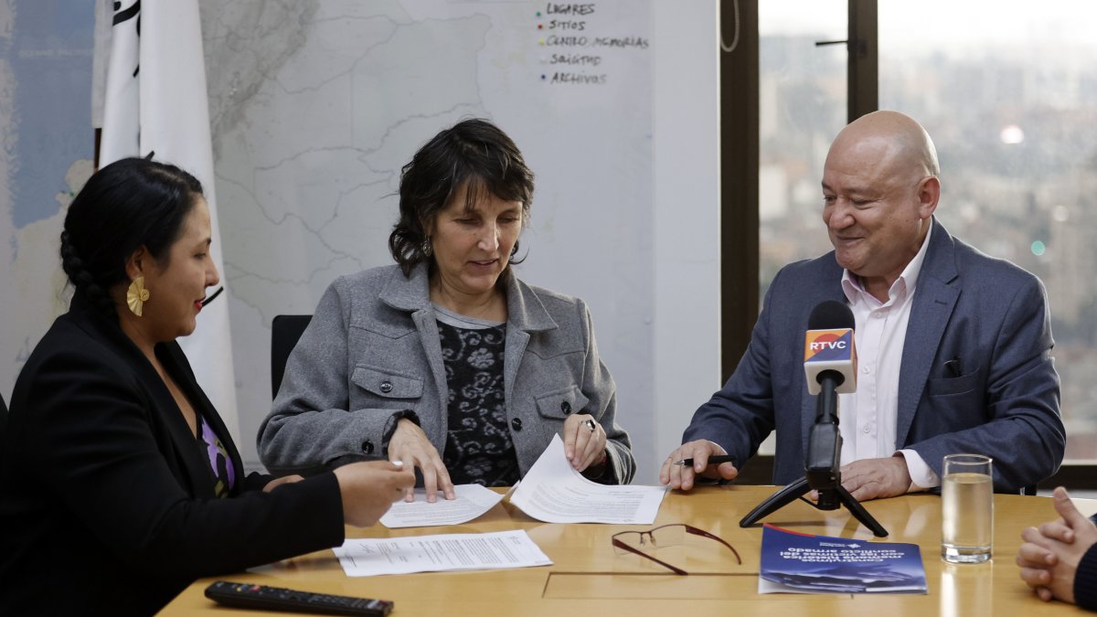 María Gaitán (c), del Centro Nacional de Memoria Histórica, Julián Gallo, exjefe guerrillero bajo el nombre 'Carlos Antonio Lozada', y Olga Quintero, del Centro de Pensamiento y Diálogo Político.