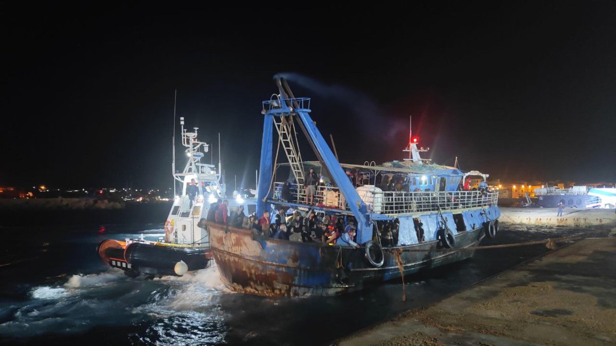 Un barco pesquero con alrededor de 400 inmigrantes llega al muelle comercial de Lampedusa, Sicilia (Italia), este 20 de noviembre de 2023.