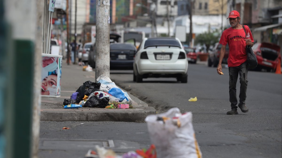 Basura. Varios sectores del cantón amanecieron con pilas de fundas de basura en las esquinas y afuera de las casas.