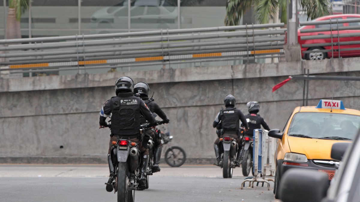Operativos. En Guayaquil se hacen constantes operativos, pero los ciudadanos temen detenerse por el miedo a ser asaltados por falsos funcionarios.