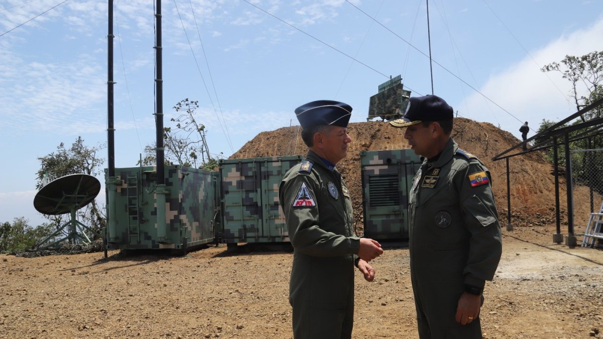 Autoridad. Geovanny Espinel, excomandante de la FAE durante la ceremonia de inicio de trabajo del radar.
