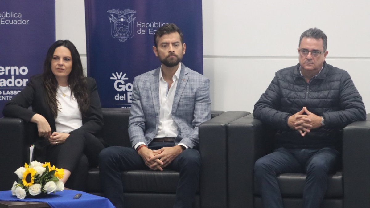 El ministro del Deporte, Sebastián Palacios (c), en una de sus últimas gestiones. El funcionario entró en el cargo en mayo de 2021 con el presidente Guillermo Lasso.