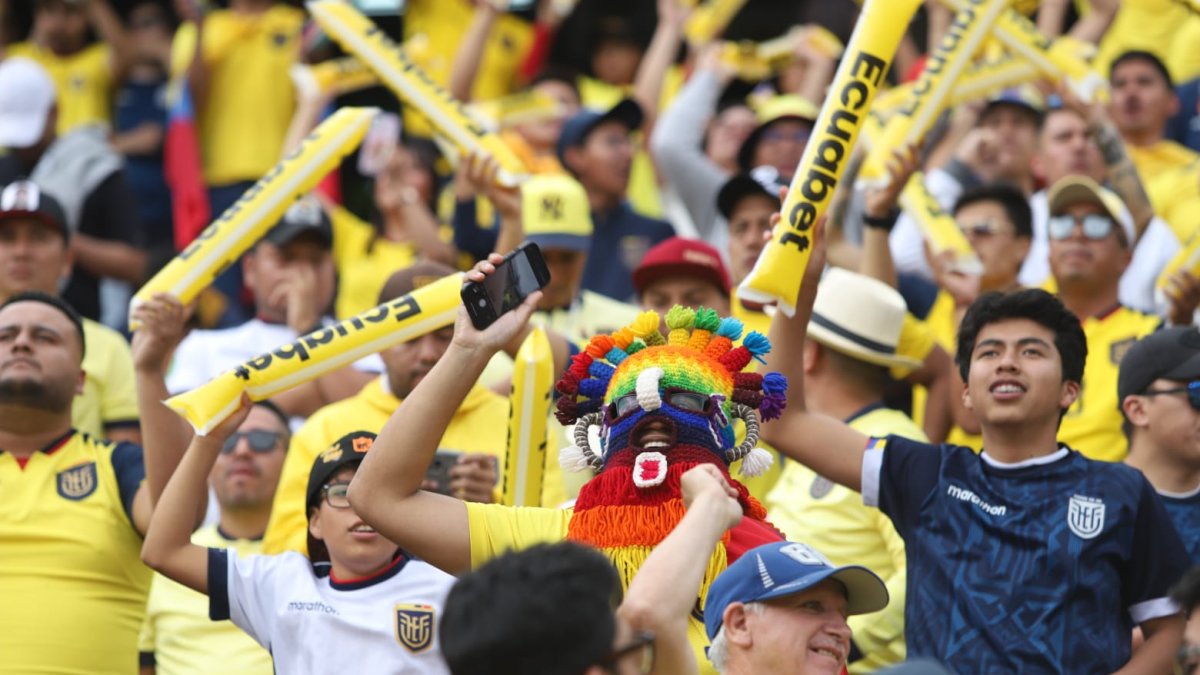 Ambiente de fiesta en el estadio Rodrigo Paz en la previa del Ecuador vs Chile