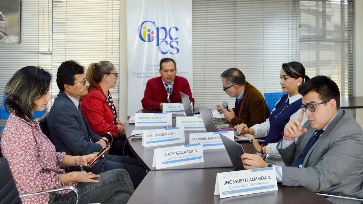 Trabajo. El equipo se disolvió ayer tras la última reunión en la que hubo la aprobación de actas.