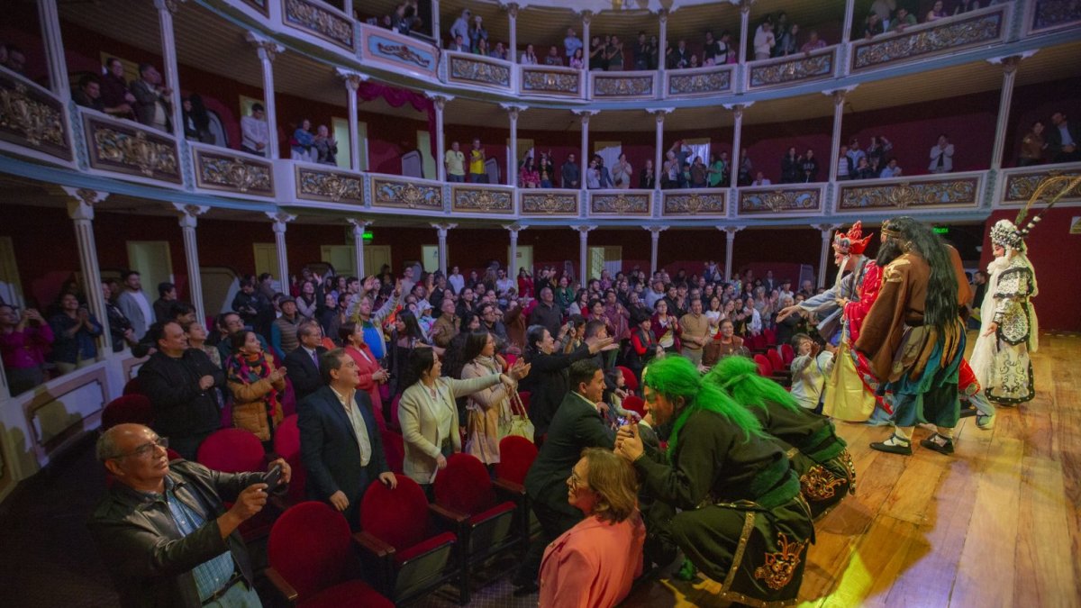 Presentación. Un grupo de artistas bailan piezas culturales en el festival.