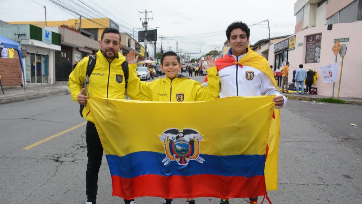 Juan Fernando (i) y  Dylan Ávila (c)  y Ariel Concce (d) llegaron desde Cuenca para ver por primera vez un partido de la Tricolor.