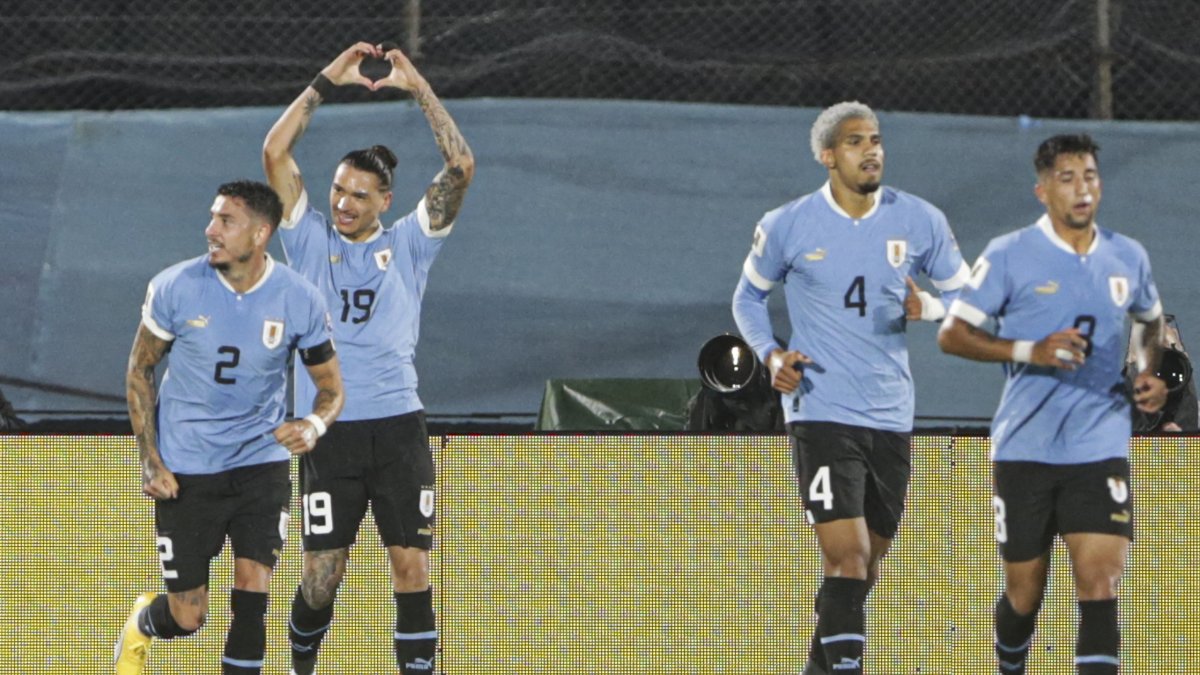 Darwin Núñez (2-i) de Uruguay celebra su tanto en la goleada 3-0 ante Bolivia.