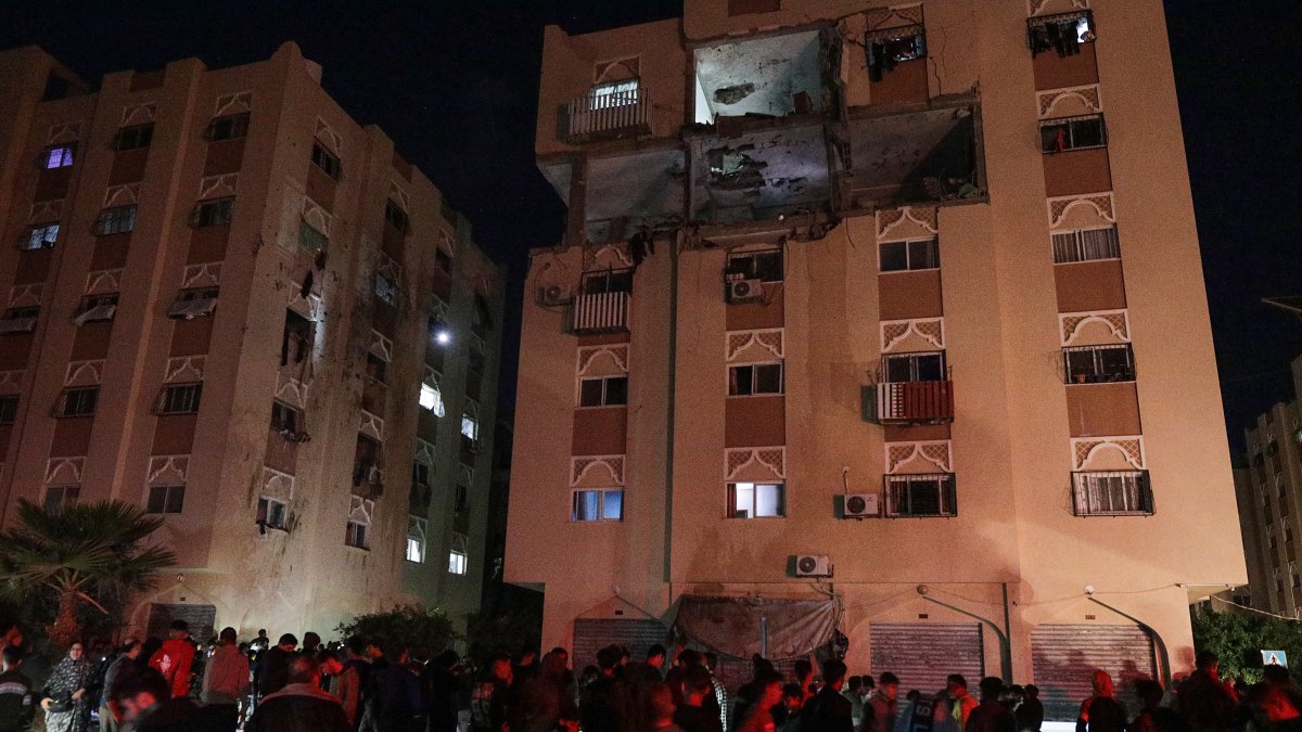 Vista de un edificio dañado debido a los ataques aéreos israelíes en Jan Yunis, en el sur de la Franja de Gaza.