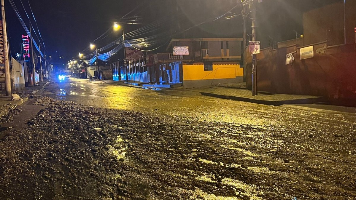 Afectación. En la vía Calacalí las lluvias de la noche del martes arrastraron escombros a la carretera.