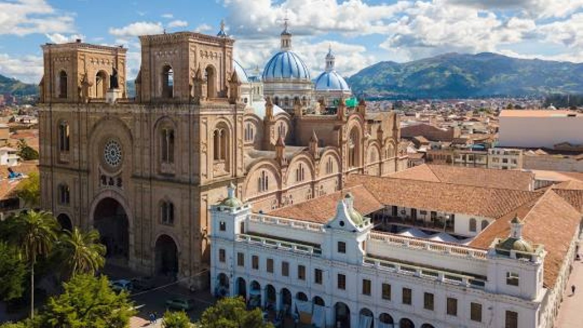 Las tradiciones cuencanas, impregnadas de historia y emotividad, perduran a lo largo de los años, enriqueciendo la identidad cultural de la ciudad.