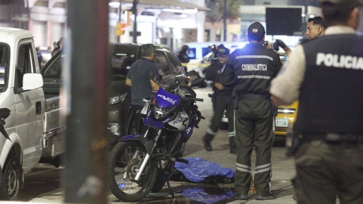 Los dos uniformados asesinados se movilizaban en una motocicleta.