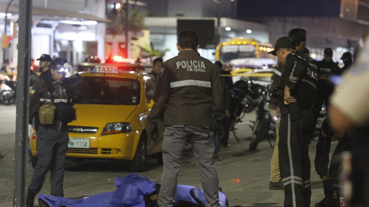 Los policías fueron baleados en la Av. Quito y Francisco de Marcos, centro de la ciudad.