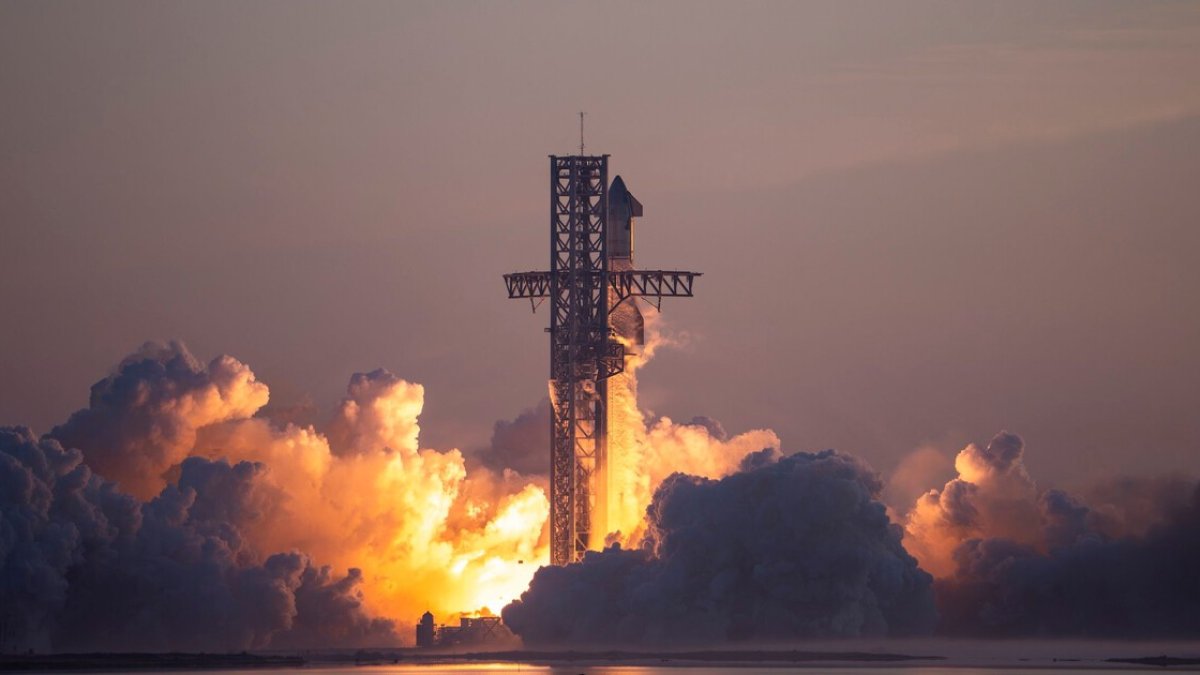 El propulsor Super Heavy, con sus 33 motores Raptor 2, genera un empuje de 8000 toneladas métricas, convirtiéndolo en el cohete más potente del mundo.