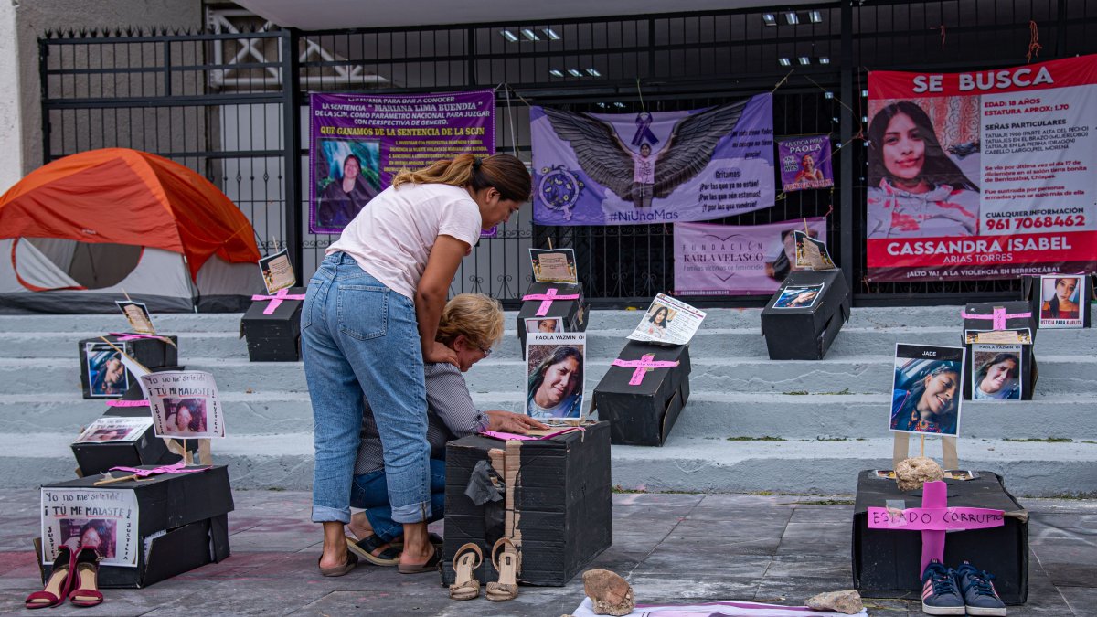 Madres de mujeres desaparecidas y asesinadas protestan en Tuxtla Gutiérrez, México, en mayo de 2023.