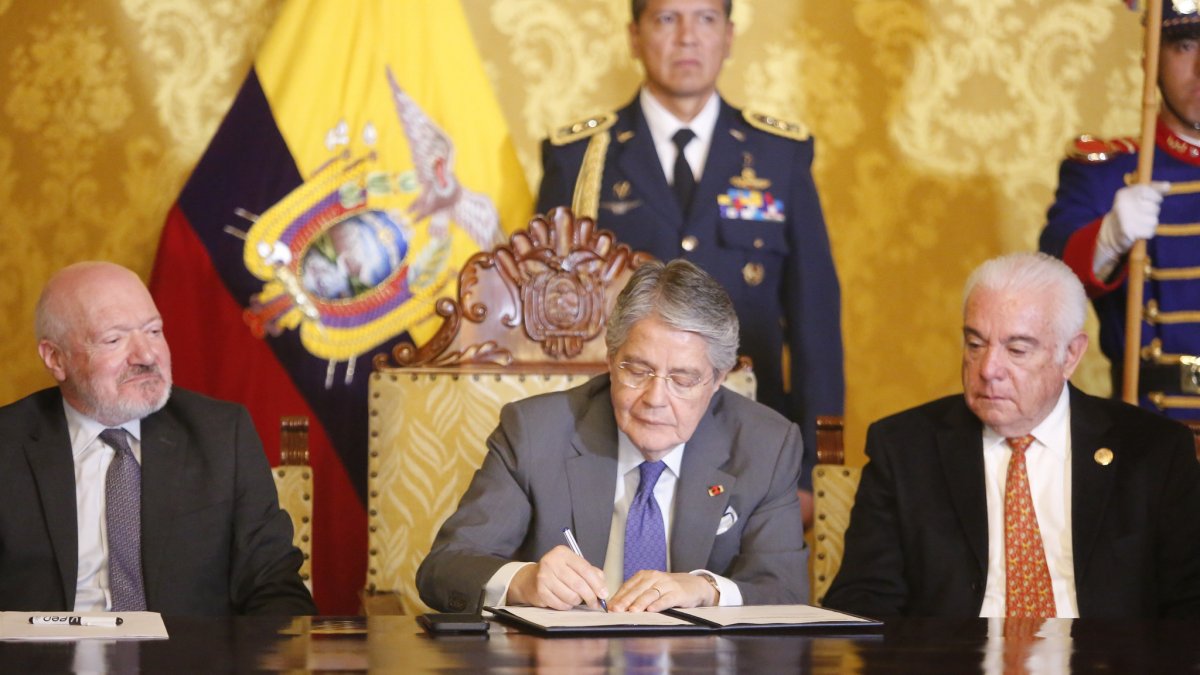 Guillermo Lasso dio ocho proyectos eléctricos a una empresa francesa para que concesione el servicio por 25 años.