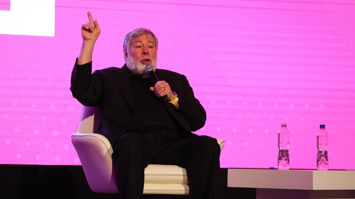 El cofundador de Apple, Steve Wozniak, habla durante una conferencia hoy, en Quito (Ecuador)