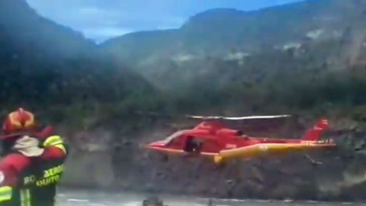 Las lluvias de las últimas horas hicieron que el caudal del río Guayllabamba creciera. Los bomberos rescataron al joven de forma aérea.