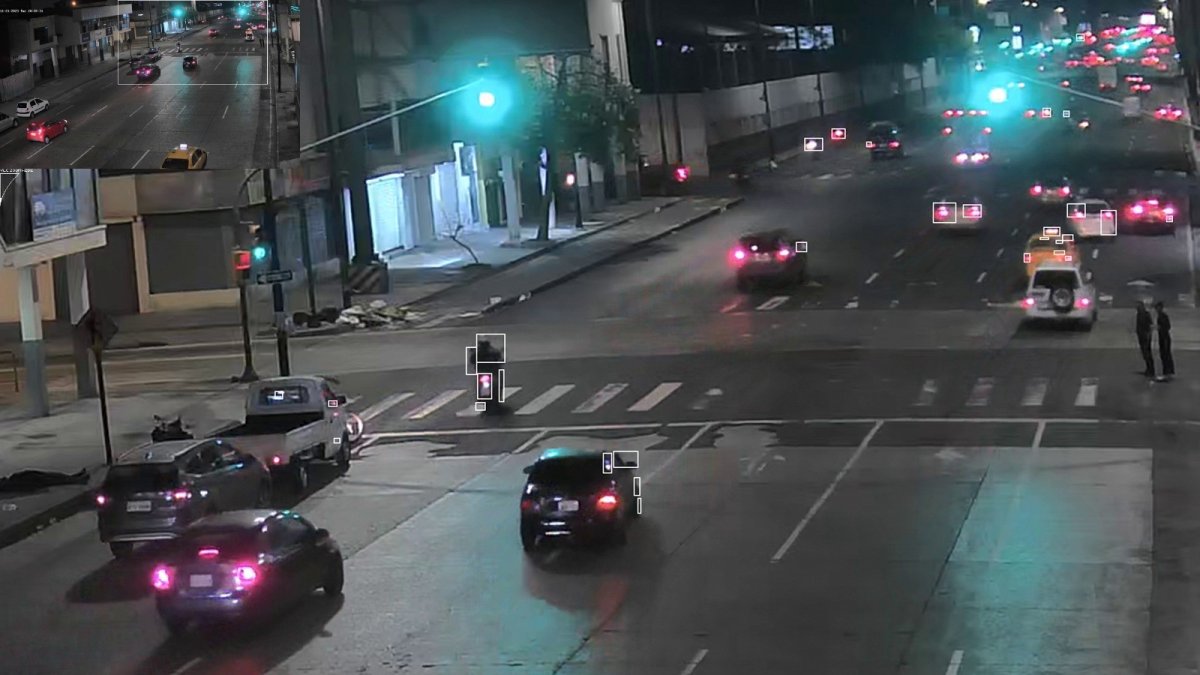 Cámaras de seguridad captó la motocicleta en la que se movilizaban los agentes.