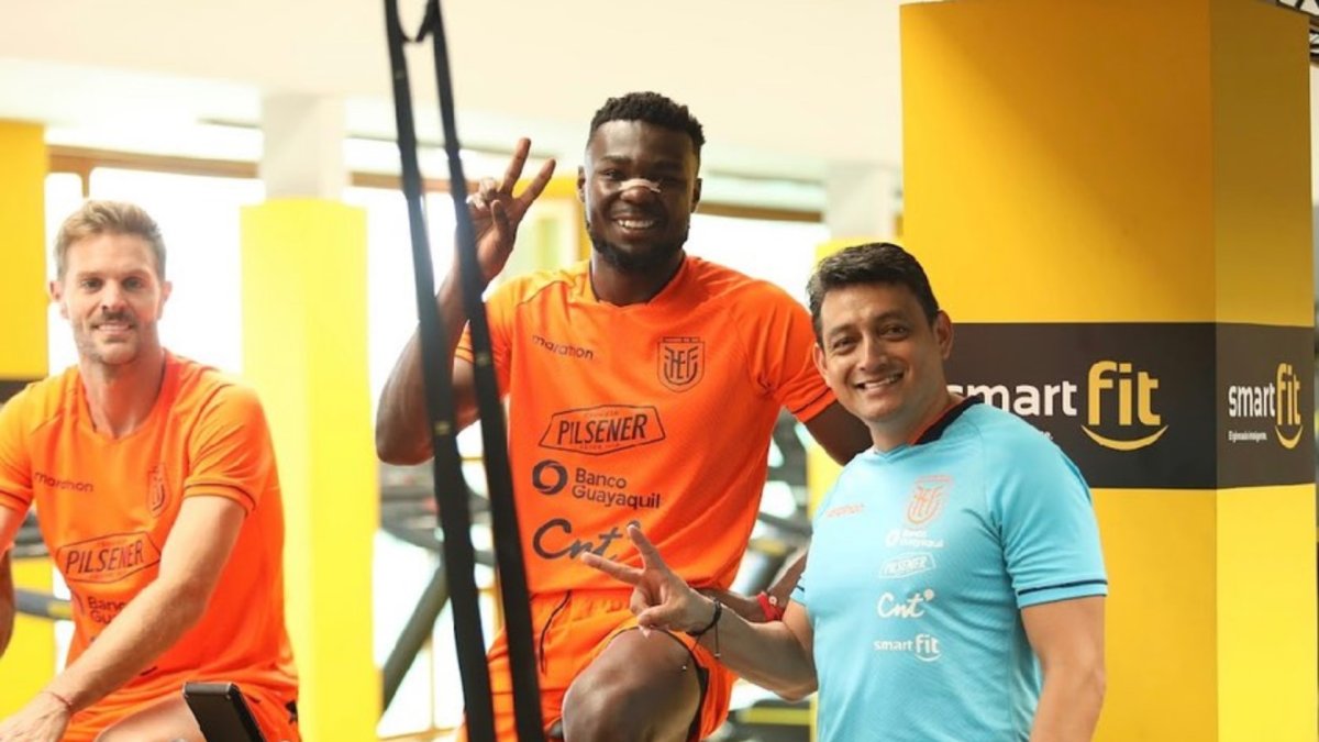 Javier Burrai y Jordy Caicedo entrenando con una sonrisa