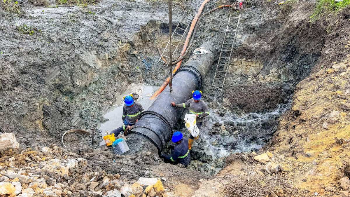 Reparación. El Municipio aseguró que apenas días atrás por un corte no programado hubo ya una fuega en el acueducto de 800 mm.
