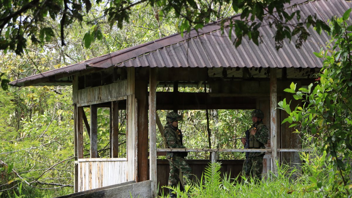 Dos elementos del Ejército colombiano resguardan un retén policial en algún lado de la frontera con Ecuador.