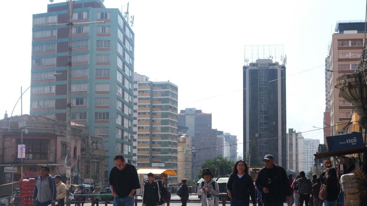 Fotografía que muestra una capa de humo sobre la ciudad a causa de incendios, este miércoles 22 de noviembre de 2023, en La Paz (Bolivia).