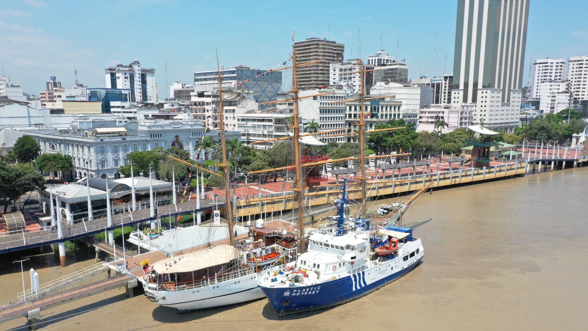 Buque. Desde la semana anterior está en Guayaquil el buque Plastic Odyssey. El capitán es Yoann Long. Estará hasta el 6 de diciembre.