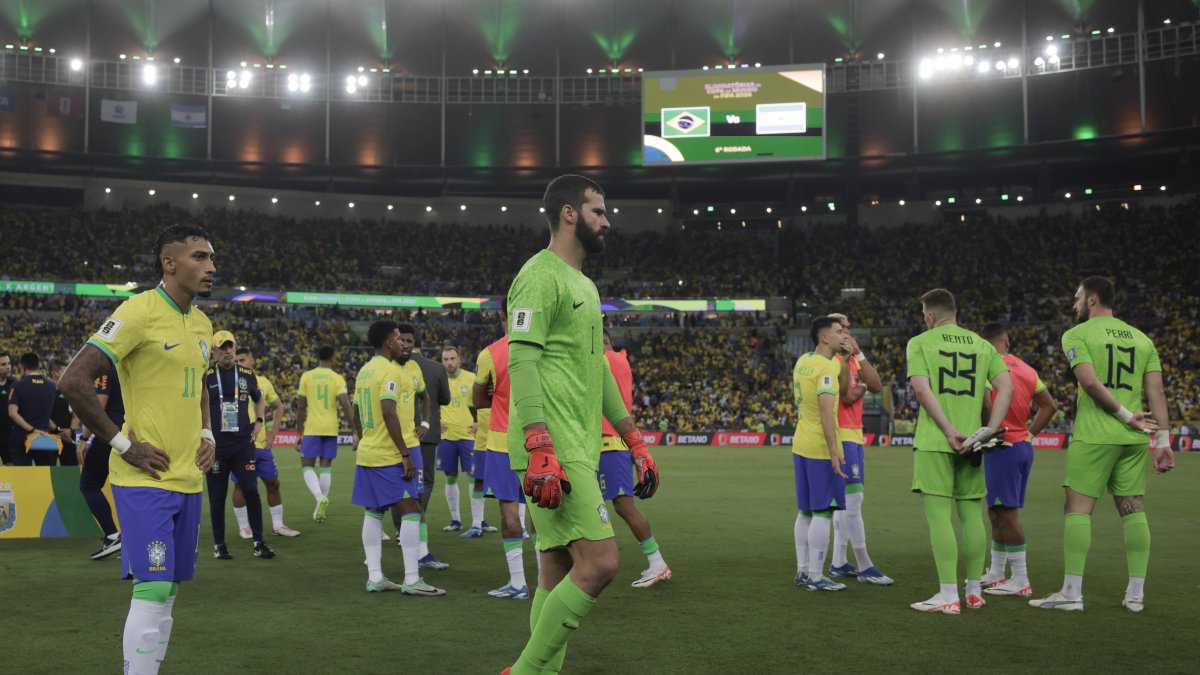 Jugadores de Brasil esperan en el campo de juego, mientras hay disturbios en las gradas del Maracaná entre hinchas de argentina y la Polícia de Río de Janeiro.